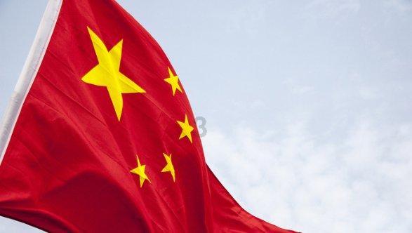 连续打网游12小时，司机误把油门当刹车，把车开进路边菜地